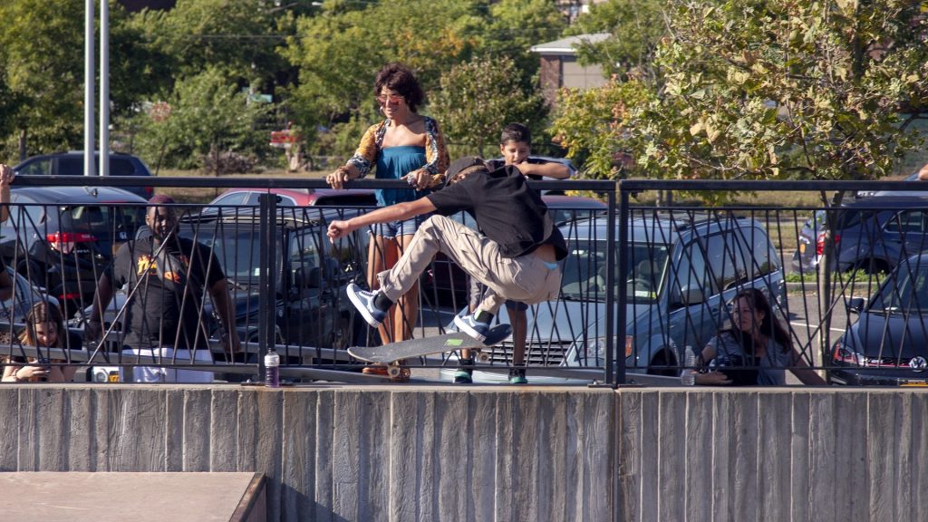Le kickflip a 44 ans, le pressure flip se fait sans le pied avant : lequel tu apprends d&rsquo;abord ?