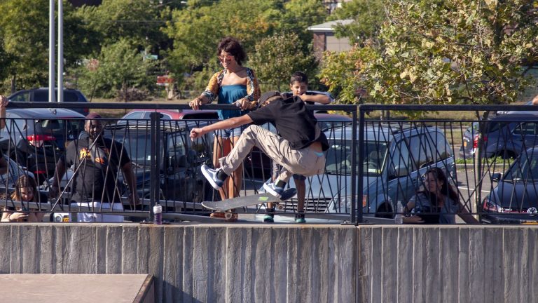 Le kickflip a 44 ans, le pressure flip se fait sans le pied avant : lequel tu apprends d&rsquo;abord ?