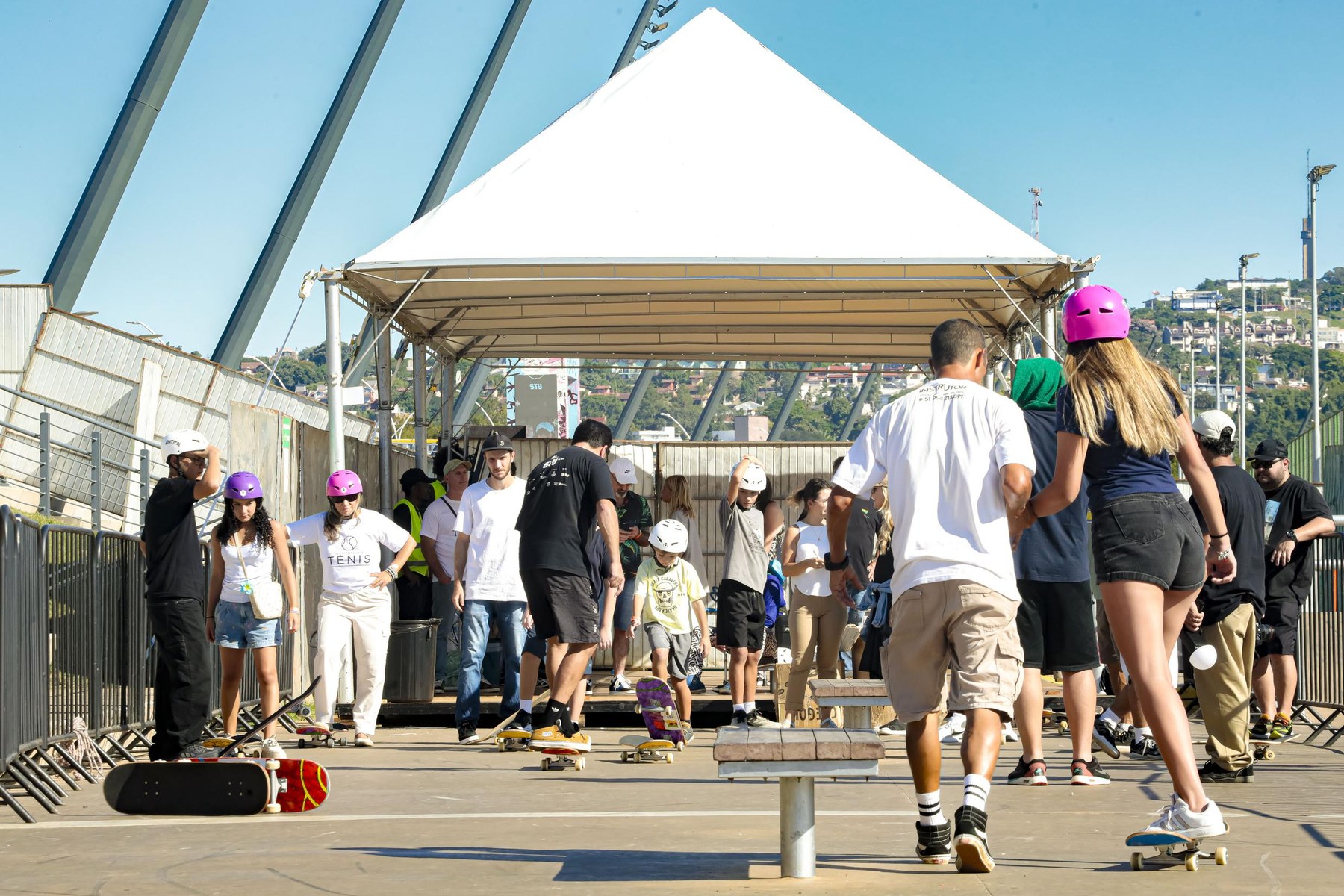 Entrée gratuite : le public et les skateurs autour de la piste d'un contest de skate au Brésil