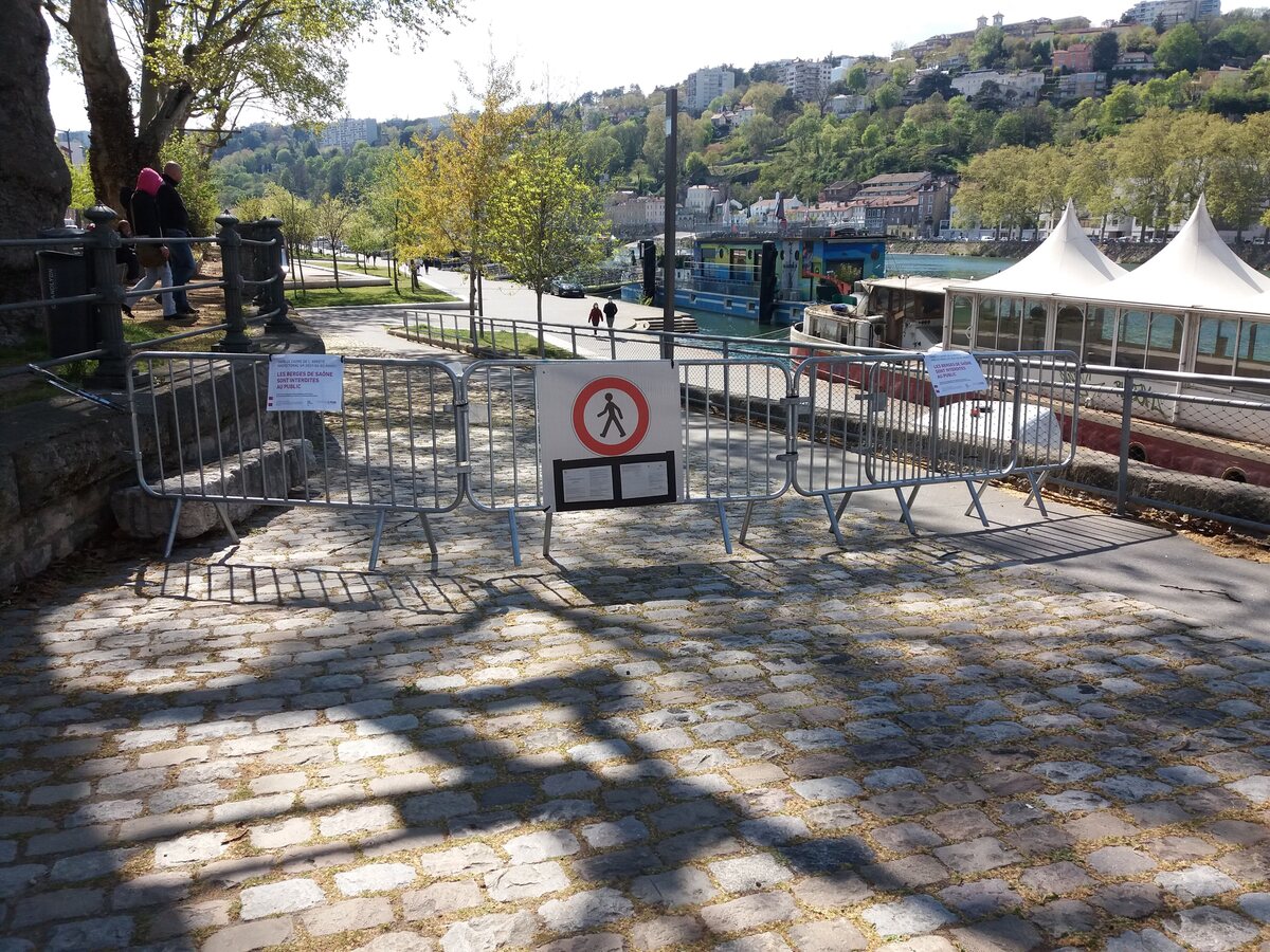 Barrières fermant les berges de Saône au public sur le quai Rambaud à Lyon en avril 2021, après des fêtes sauvages pendant le confinement