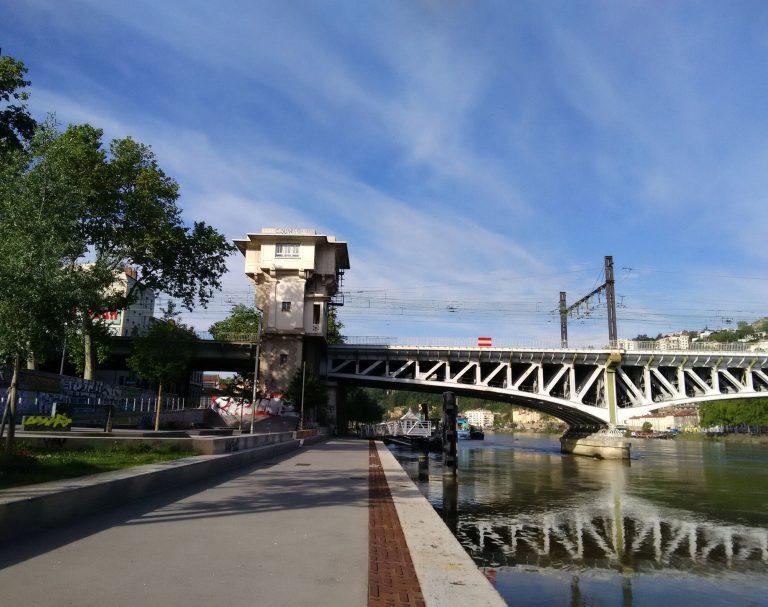 Lyon, quai Rambaud : 410 m² de skate au pied d&rsquo;un viaduc — voulus ou juste tolérés ?