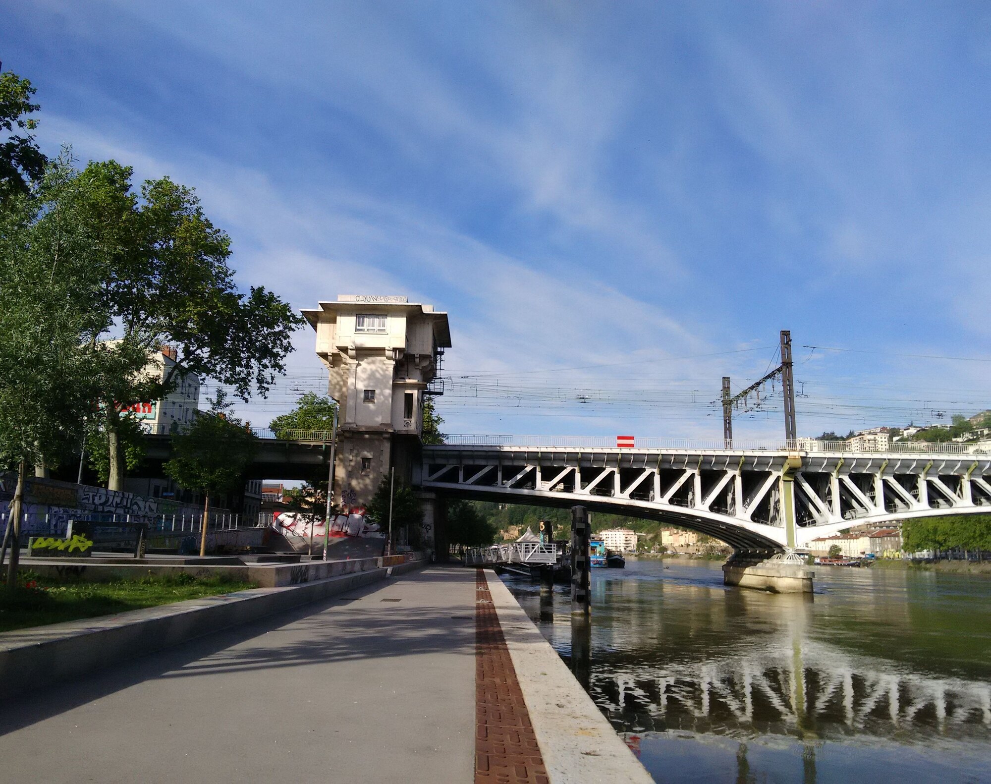 Lyon, quai Rambaud : 410 m² de skate au pied d&rsquo;un viaduc — voulus ou juste tolérés ?