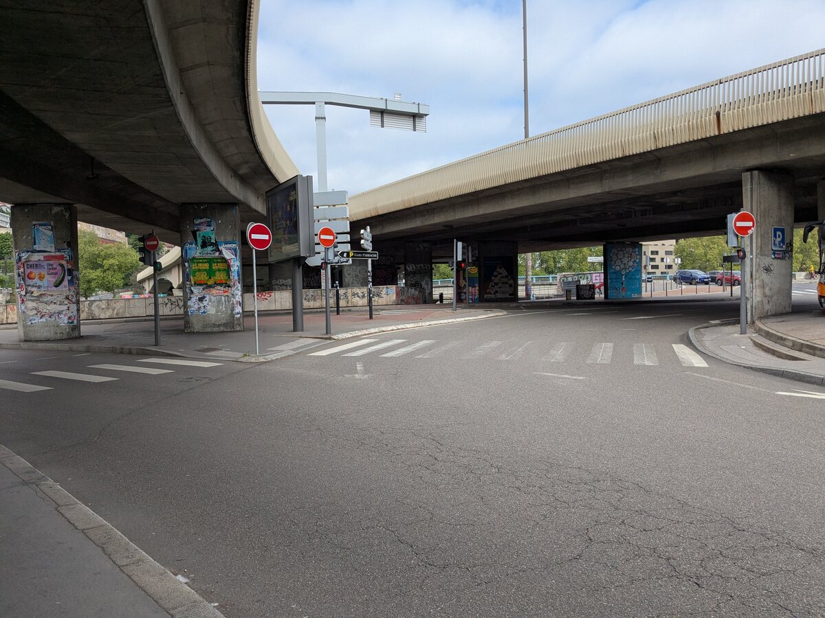 Carrefour du quai Rambaud sous le viaduc de la M6 à Lyon : piliers tagués et asphalte fissuré, le décor qui fait passer le skatepark pour un spot volé
