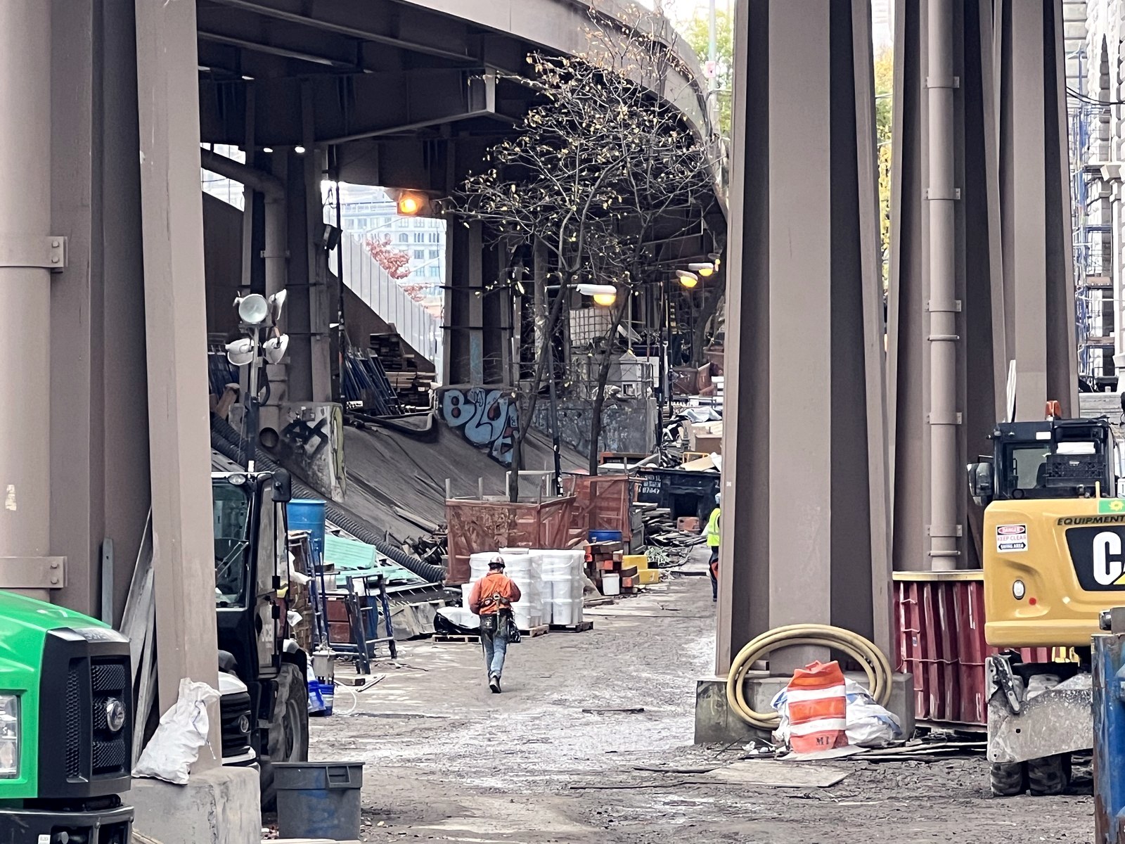 Chantier de rénovation des Brooklyn Banks en novembre 2023, avant leur réouverture au skate et le contest Red Bull Origin