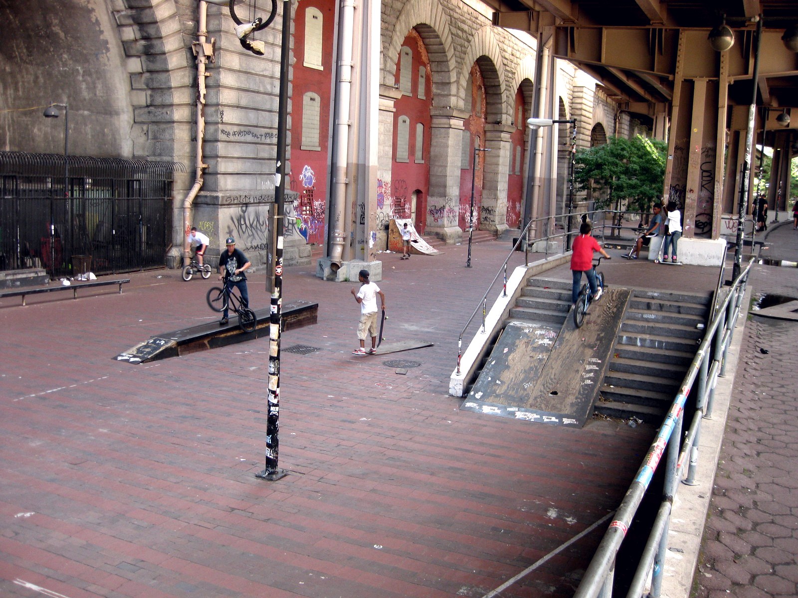 Session skate et BMX aux Brooklyn Banks sous les arches du pont de Brooklyn, le spot historique du Red Bull Origin NYC