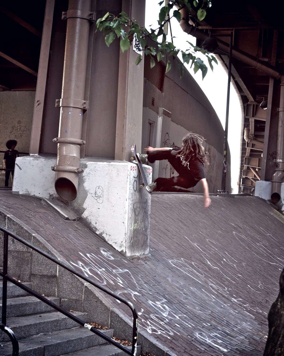 Un skateur en wallride sur les briques inclinées des Brooklyn Banks, l'énergie du contest Red Bull Origin NYC