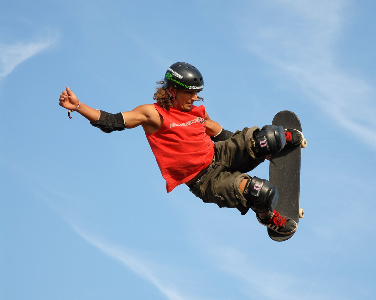 Skateur en l’air, casque, genouillères et protections aux poignets : ce que valent vraiment les protections quand on reprend le skate