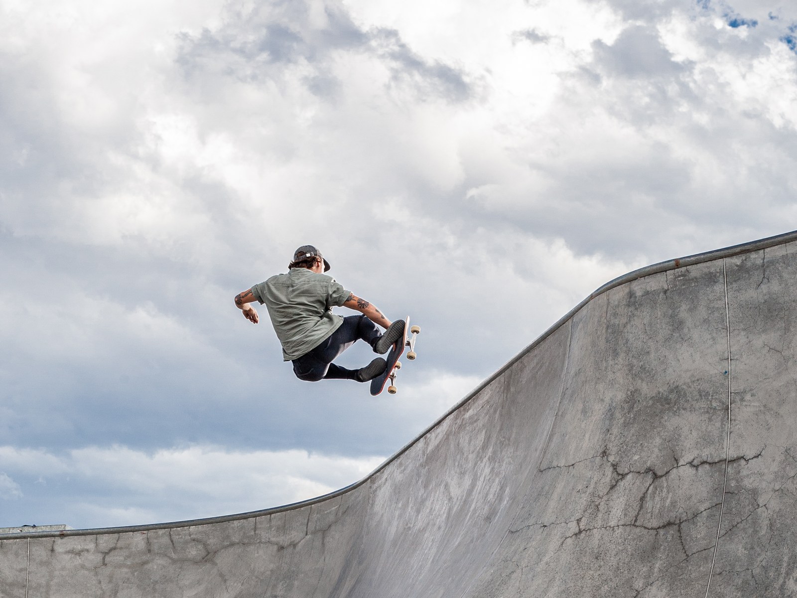 Skateur au-dessus du coping d’un bowl : l’instant où le poids décide entre le rock to fakie et la chute
