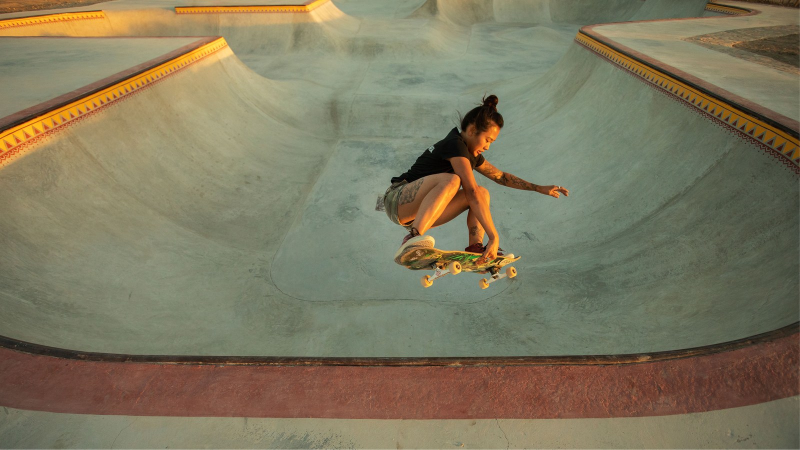 Skateur en action dans un bowl en béton au coucher du soleil, l&rsquo;étape qui vient après la mini-rampe