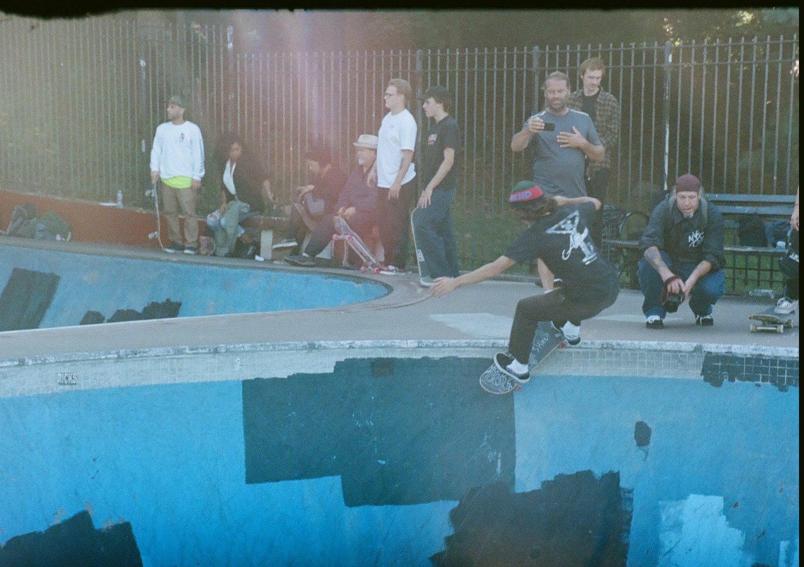 Le coping d’une rampe, l’arête que les roues avant doivent franchir dans un rock to fakie