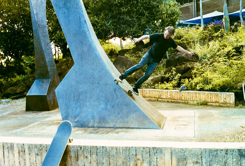 Rock to fakie : la planche en équilibre sur l&rsquo;arête, roues avant passées, poids du skateur sur le pied avant