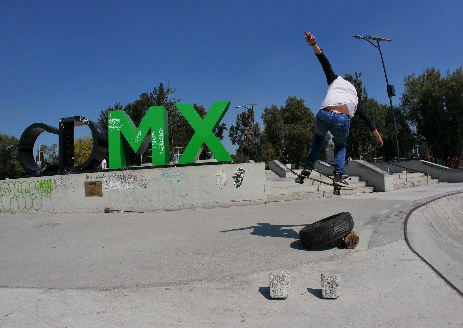 Bord de bowl en béton dans un skatepark de quartier, le type d’arête où travailler son rock to fakie