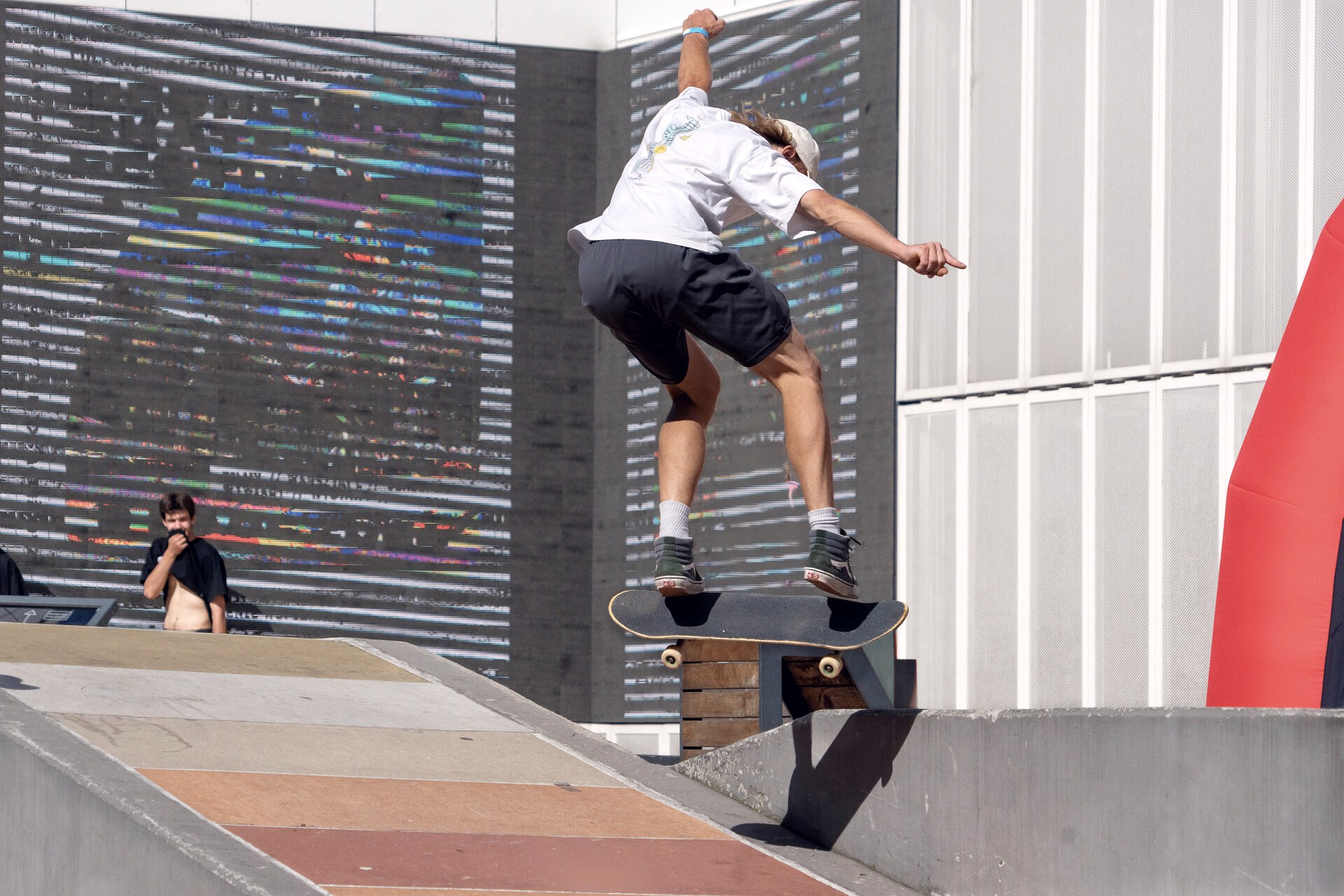 Skateur en équilibre sur l'arête d'un module bas pendant un concours de figures
