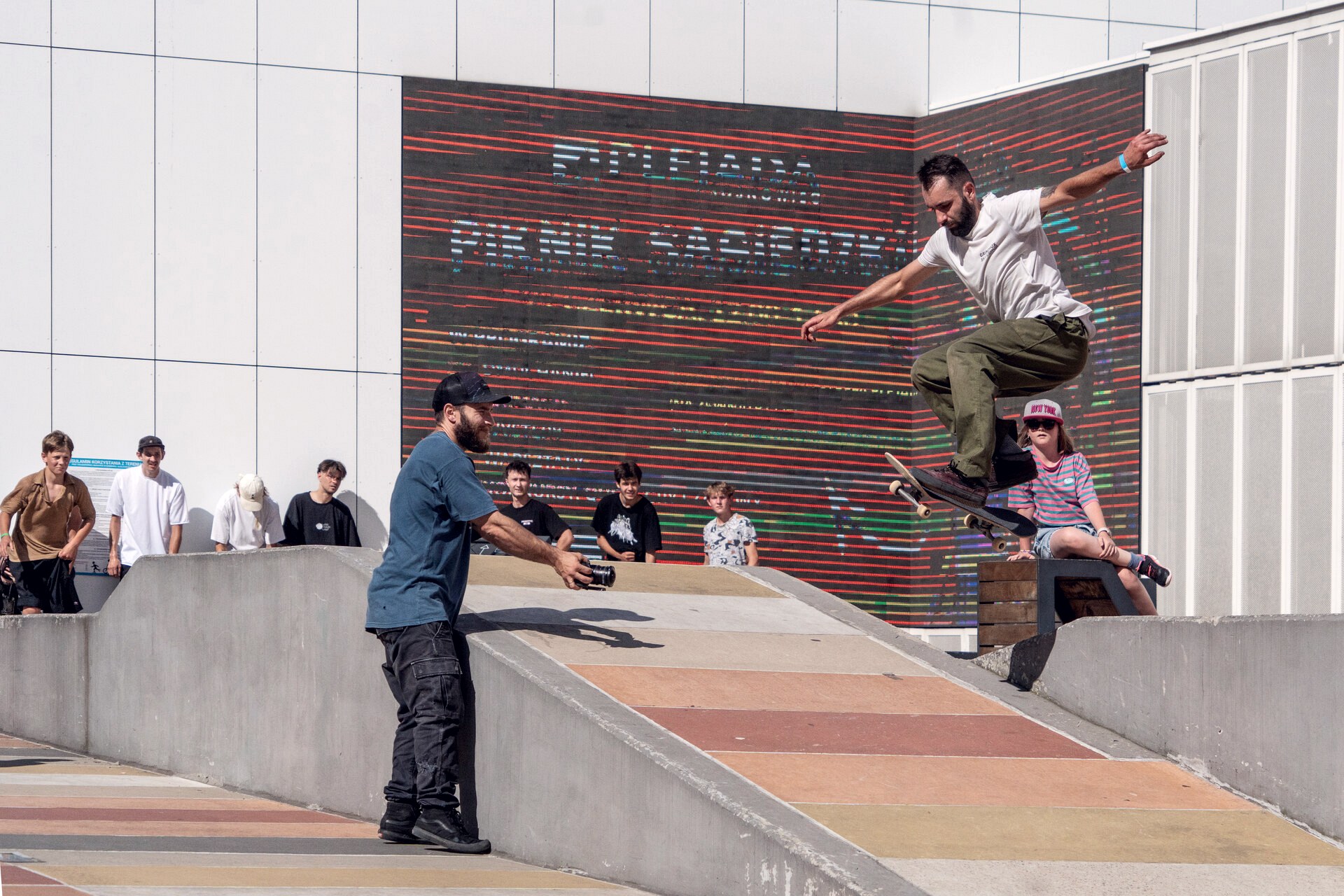 Skateur au-dessus d'un module de béton devant le public d'un contest street européen