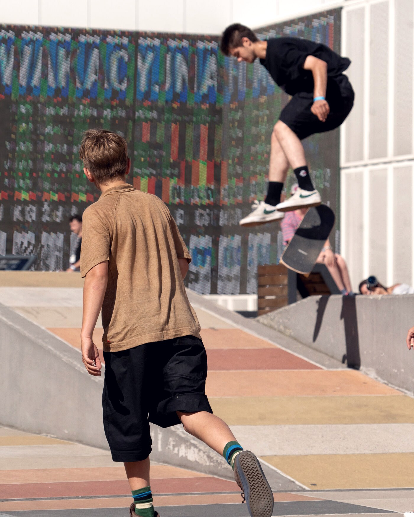 Deux skateurs dans le park en même temps pendant une jam session de contest
