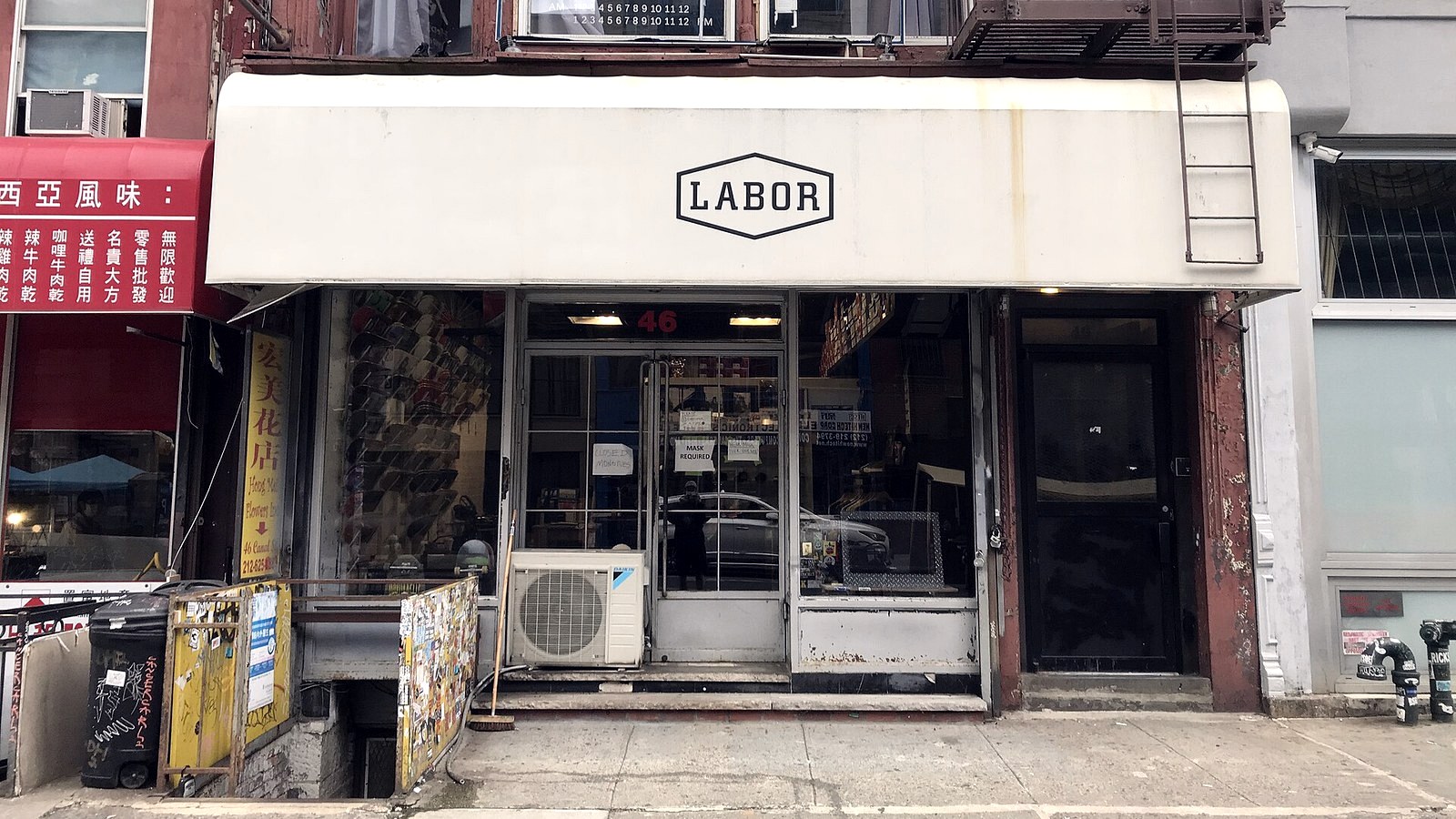 Devanture du skateshop Labor à New York : acheter son sac de skate en boutique