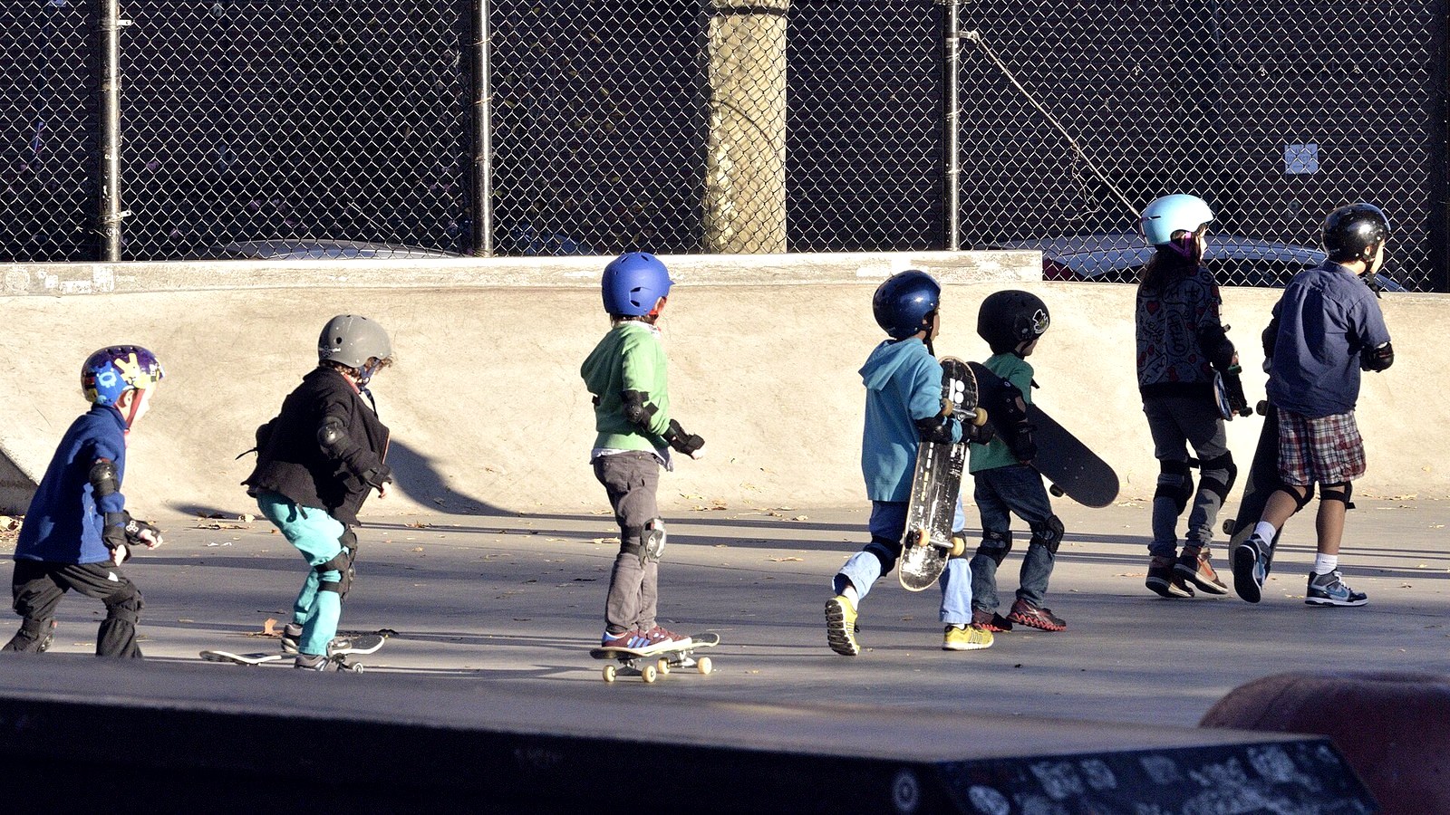 Jeunes skateurs casqués et protégés : le litrage qui décide de tout, c’est celui qui avale le casque