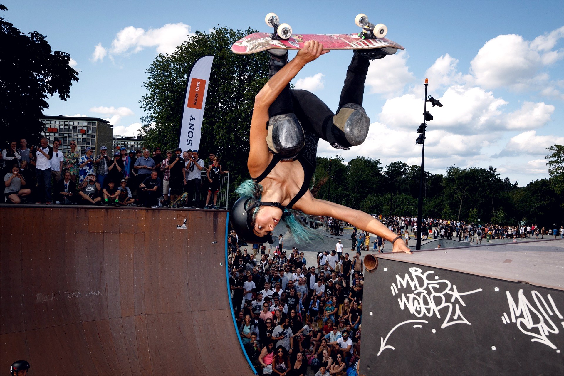 Lizzie Armanto renversée au-dessus du coping devant la foule, Copenhague 2015