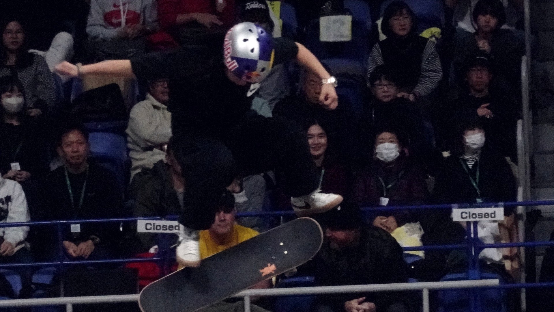 Yumeka Oda en plein flip au-dessus du hubba pendant la finale femmes des Mondiaux de street, Tokyo 2023