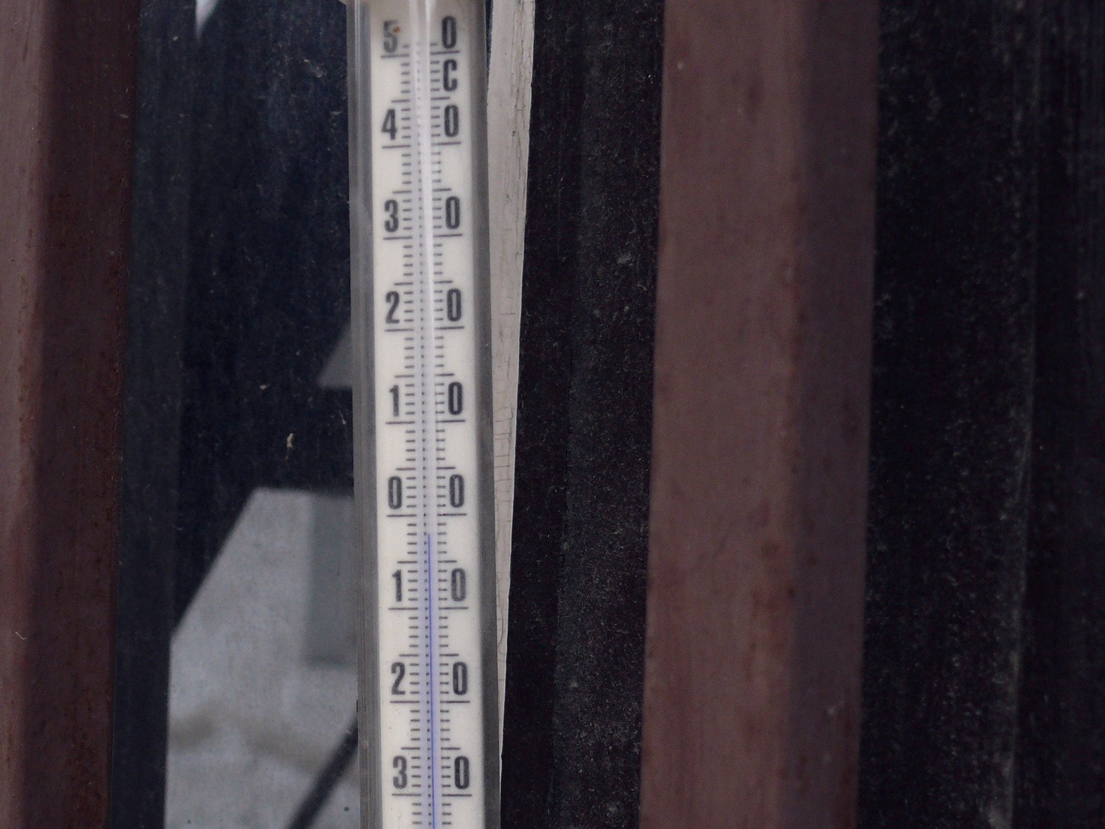 Thermomètre extérieur affichant −2 °C le jour d'une session de skate en janvier