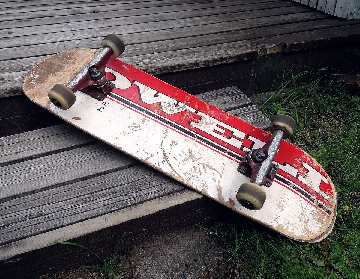 Deck Powell usé avec ses trucks et ses roues : ce qui change sous les pieds quand la planche s&rsquo;élargit