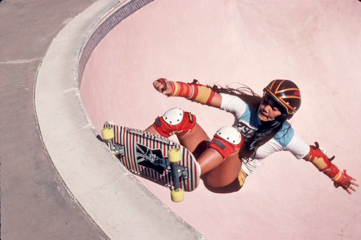 Deck old school large à un seul kicktail sous les pieds de Judi Oyama dans un bowl, en 1979