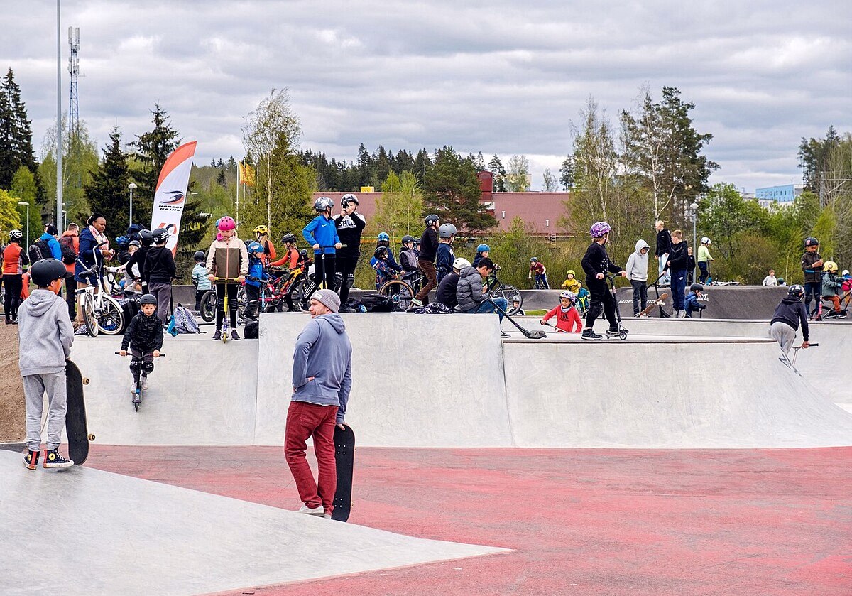 Skatepark en béton neuf plein de monde : pourquoi les planches larges reviennent maintenant