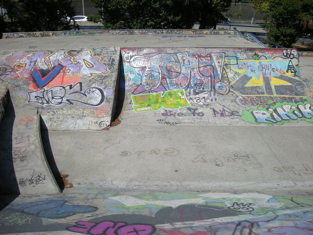 Murets et plans inclinés en béton tagué dans un skatepark de Toulouse, gratuit et ouvert à tous