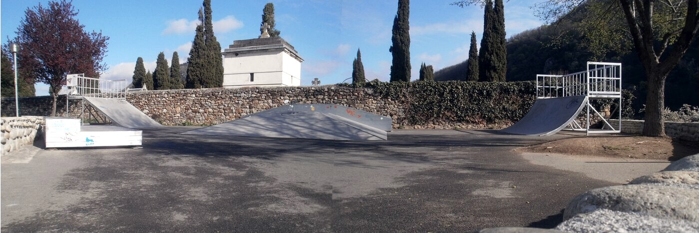 Skatepark municipal de Foix : modules métalliques posés sur une plaque de bitume, aucun skateur, aucun mât d'éclairage