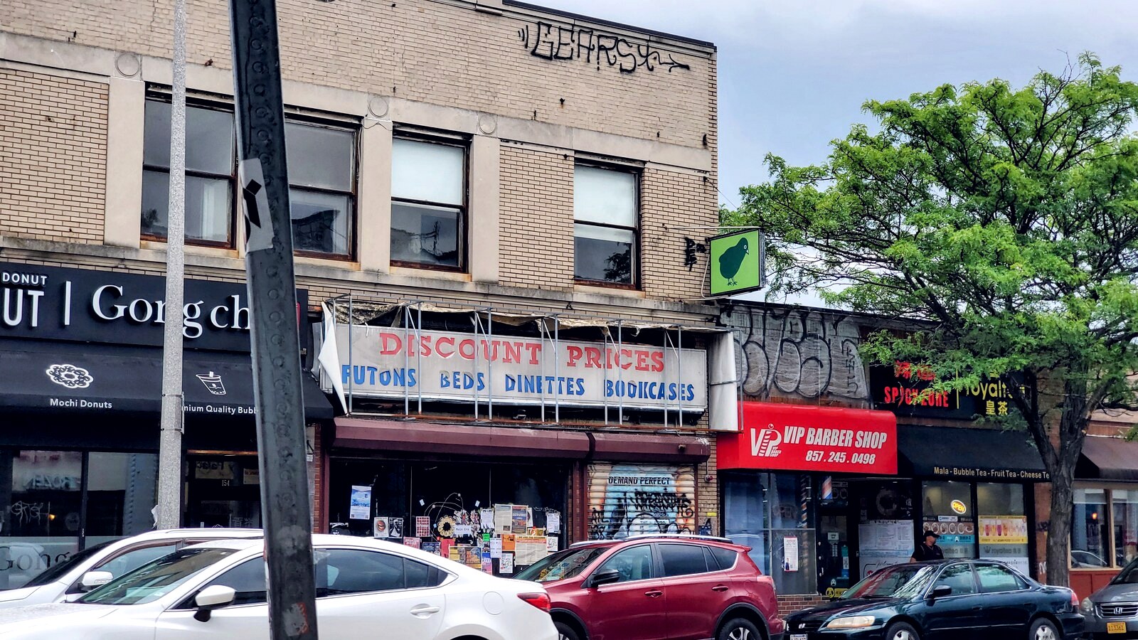 Ancienne devanture d'Orchard Skateshop à Allston, Boston, occupée aujourd'hui par un magasin de meubles à prix cassés