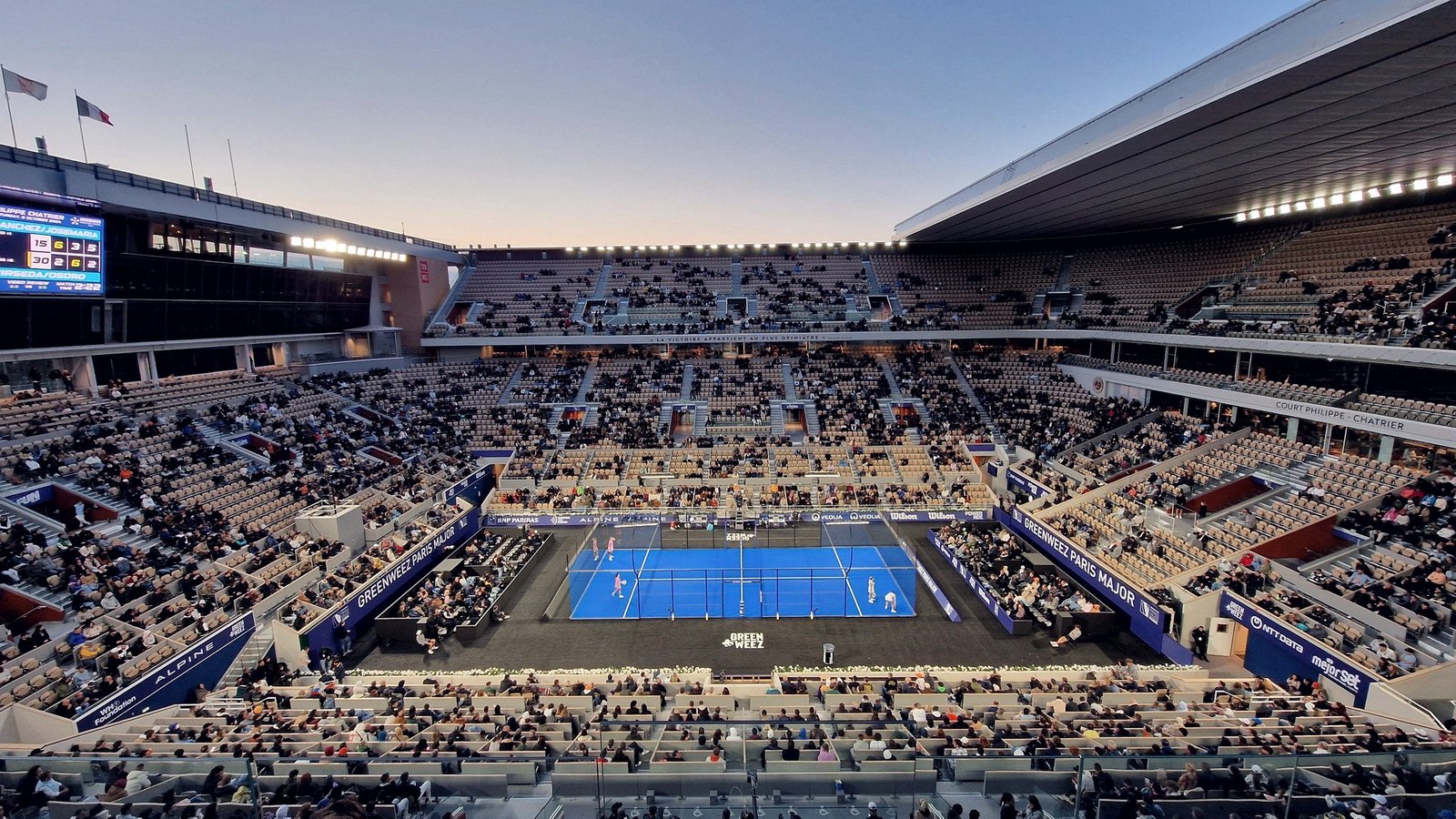 Le Court Philippe-Chatrier plein, reconfiguré pour un événement autre que le tennis