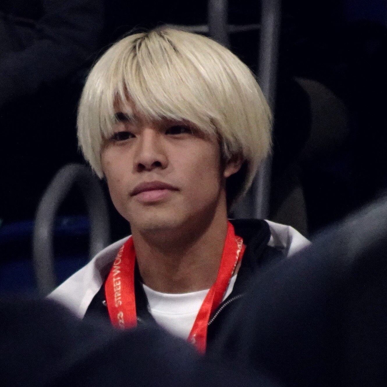 Kairi Netsuke, cheveux blond platine, médaille autour du cou après une finale de la Street Skateboarding Tour