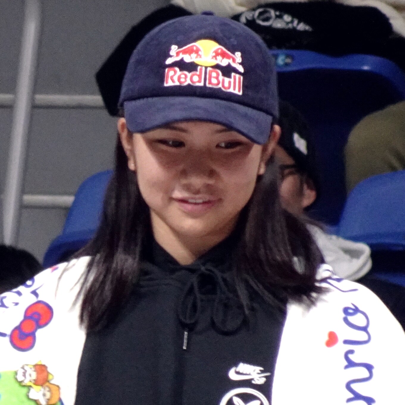 Yumeka Oda de face, casquette Red Bull, veste Sanrio blanche — la vainqueure du SLS Tempe Takeover 2026