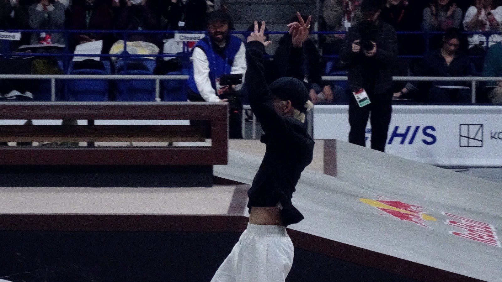 Un skateur japonais lève les bras après son dernier run de finale street