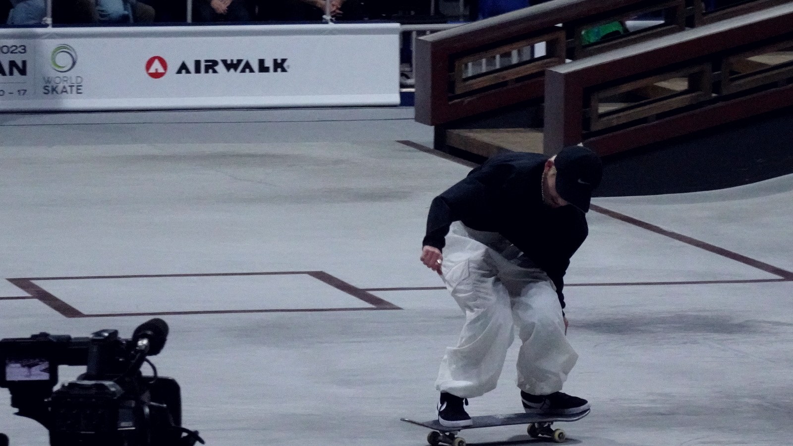 Skateur lançant son run de finale, jambes fraîches, après avoir sauté les demi-finales