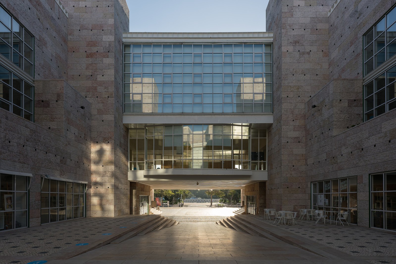 Patio du Centro Cultural de Belém à Lisbonne, murs et dalles en pierre de lioz