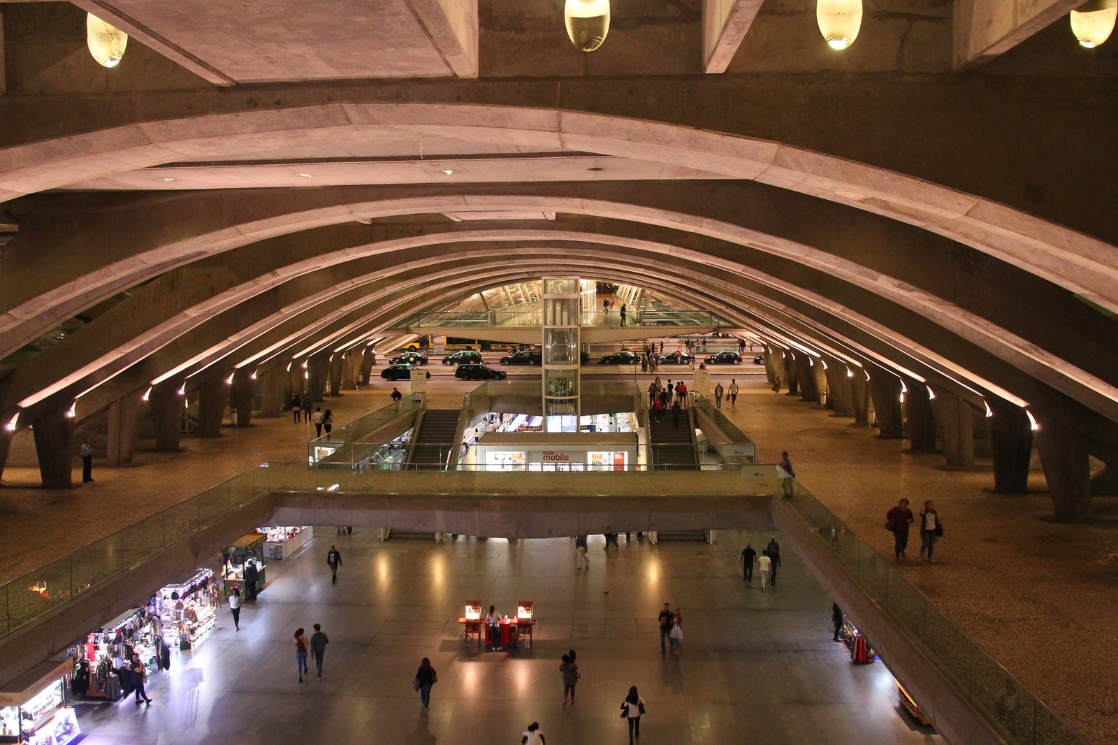 Intérieur de la Gare do Oriente de Santiago Calatrava au Parque das Nações, Lisbonne