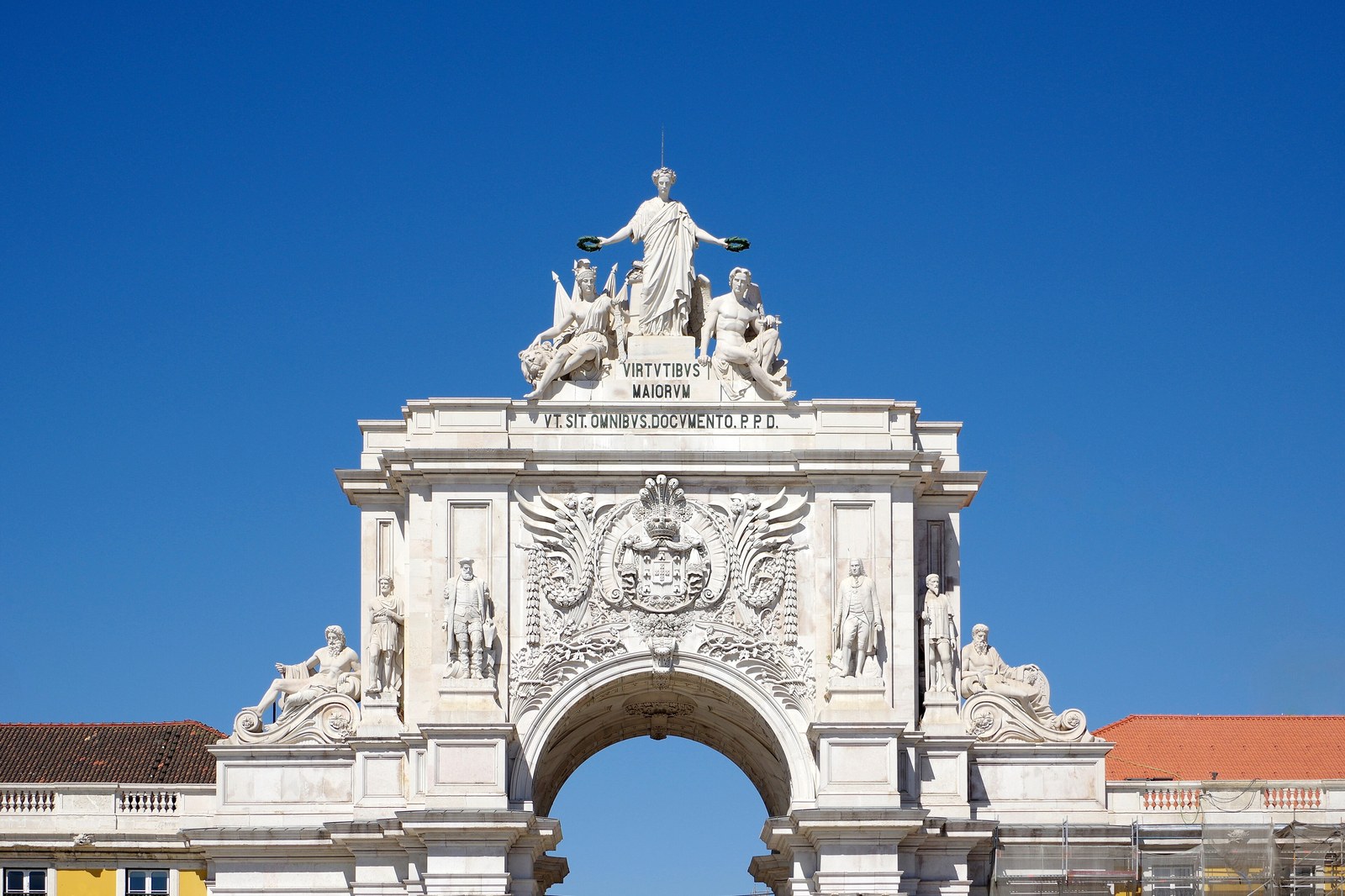 Arco da Rua Augusta et entrée de la Praça do Comércio, la place qui fait la réputation de Lisbonne, taillée dans le lioz