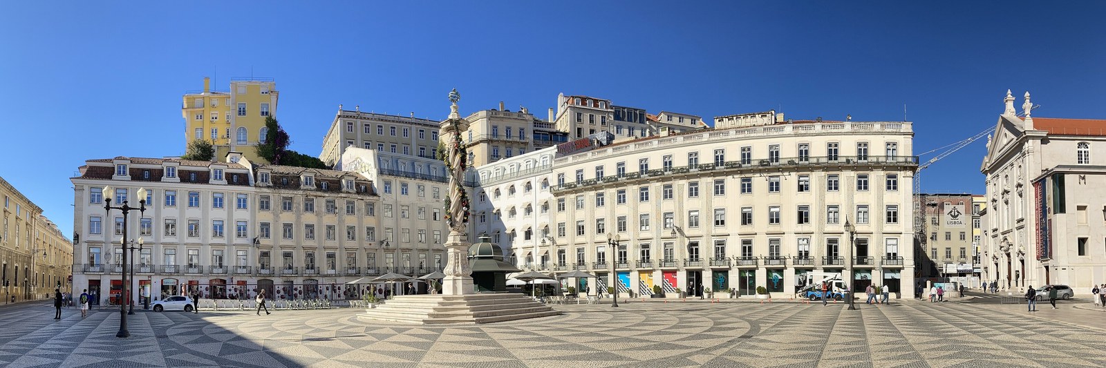 Vue panoramique de la Praça do Município à Lisbonne, calçada en zigzag devant la mairie