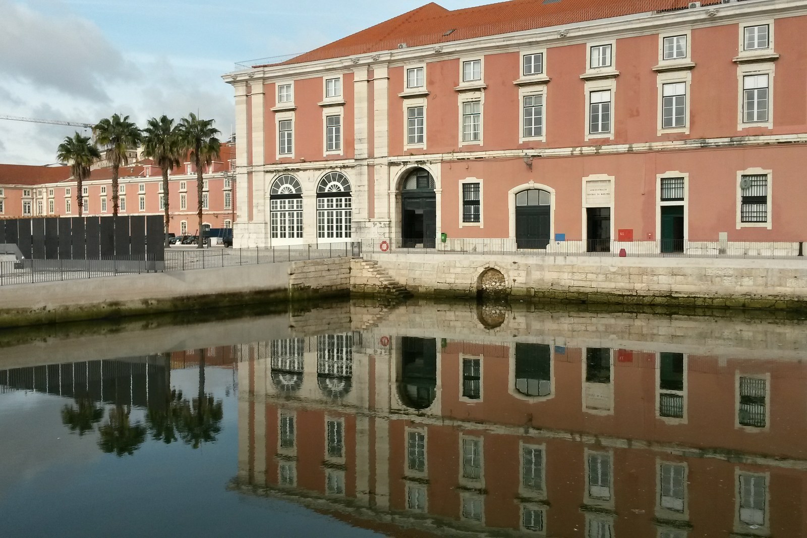 Ribeira das Naus à Lisbonne, façade de l'ancien Arsenal da Marinha au bord du Tage