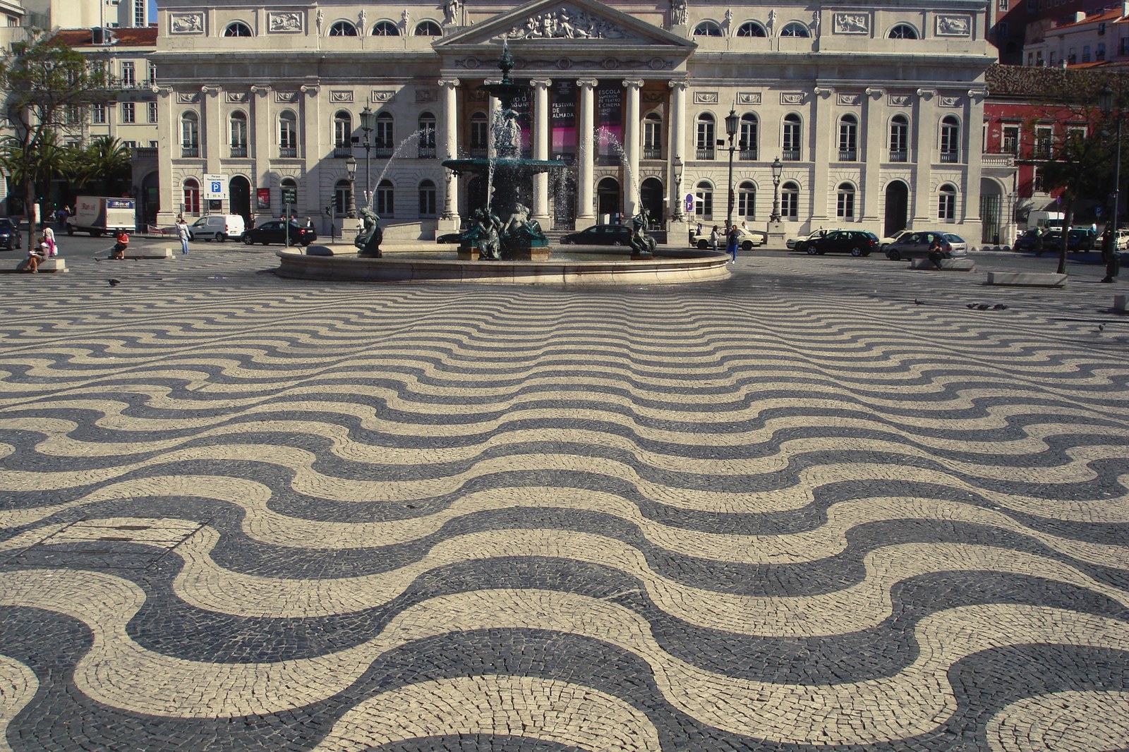 Le motif de vagues Mar Largo en calçada portugaise sur la place du Rossio à Lisbonne