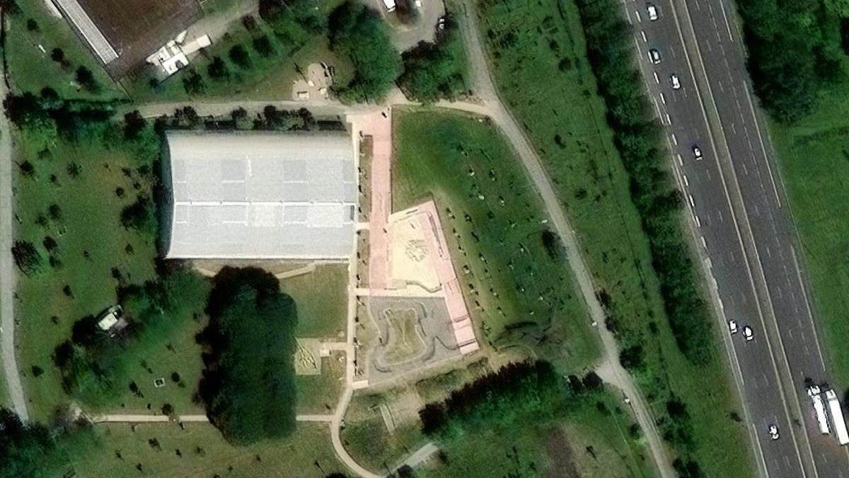 Vue aérienne du skatepark des Argoulets à Toulouse, spot en béton gratuit desservi par le métro