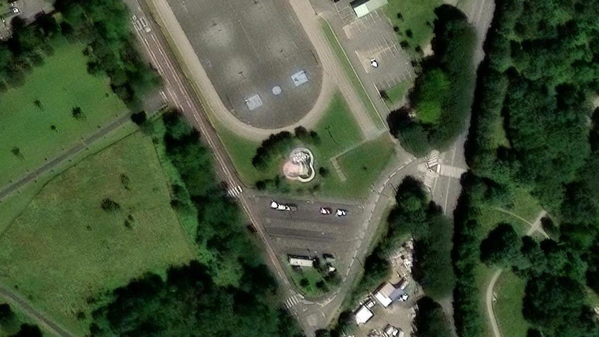 Spot de skate à Toulouse vu du ciel : le bowl béton du Château de l&rsquo;Hers et sa grande dalle d&rsquo;asphalte