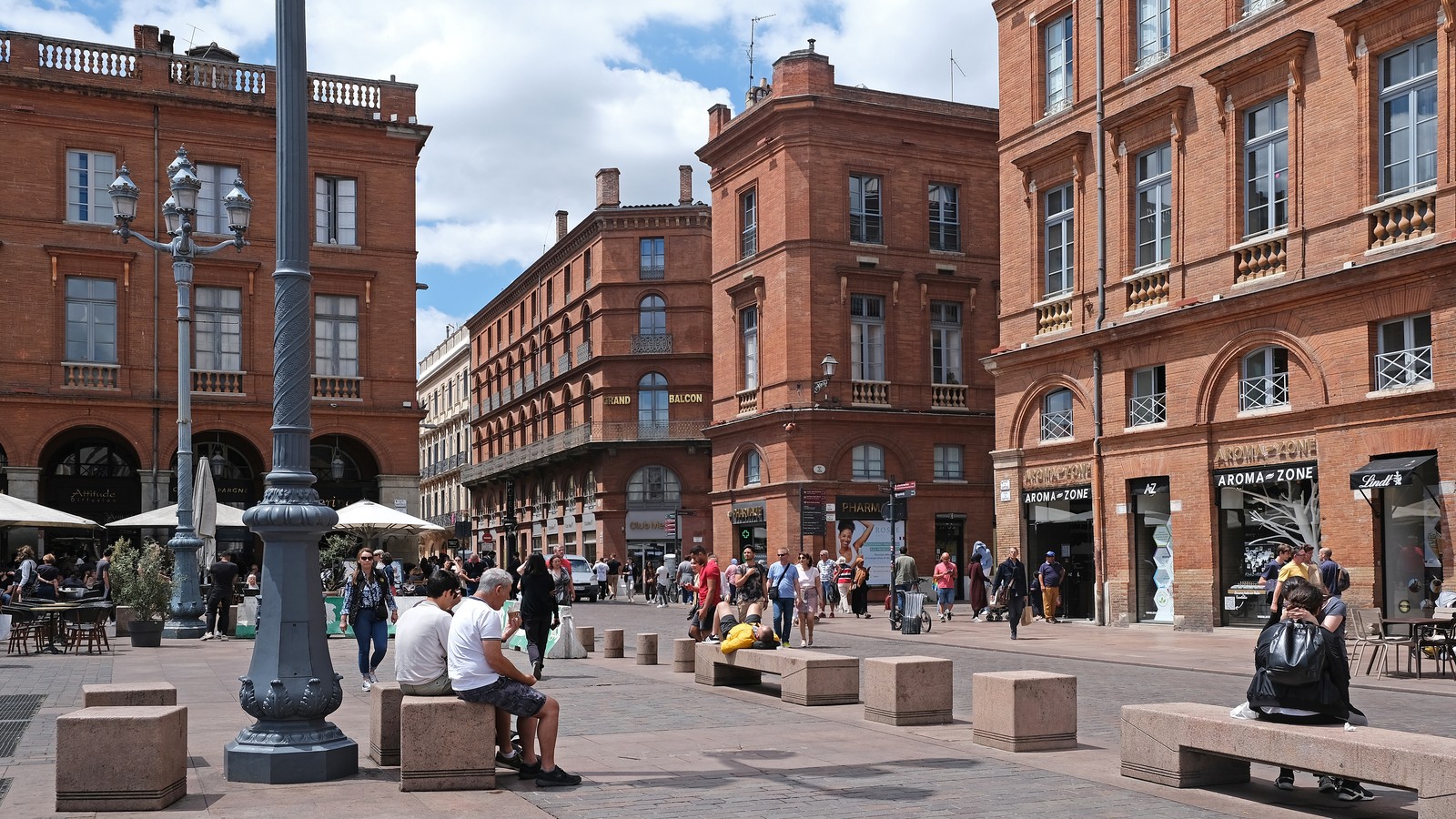 Place du Capitole à Toulouse : dallage, blocs de pierre et brique rose, le spot de skate le plus exposé de la ville