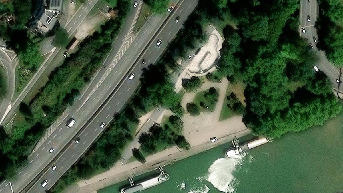 Vue aérienne du skatepark des Ponts-Jumeaux à Toulouse, spot de skate coincé entre la Garonne et la rocade