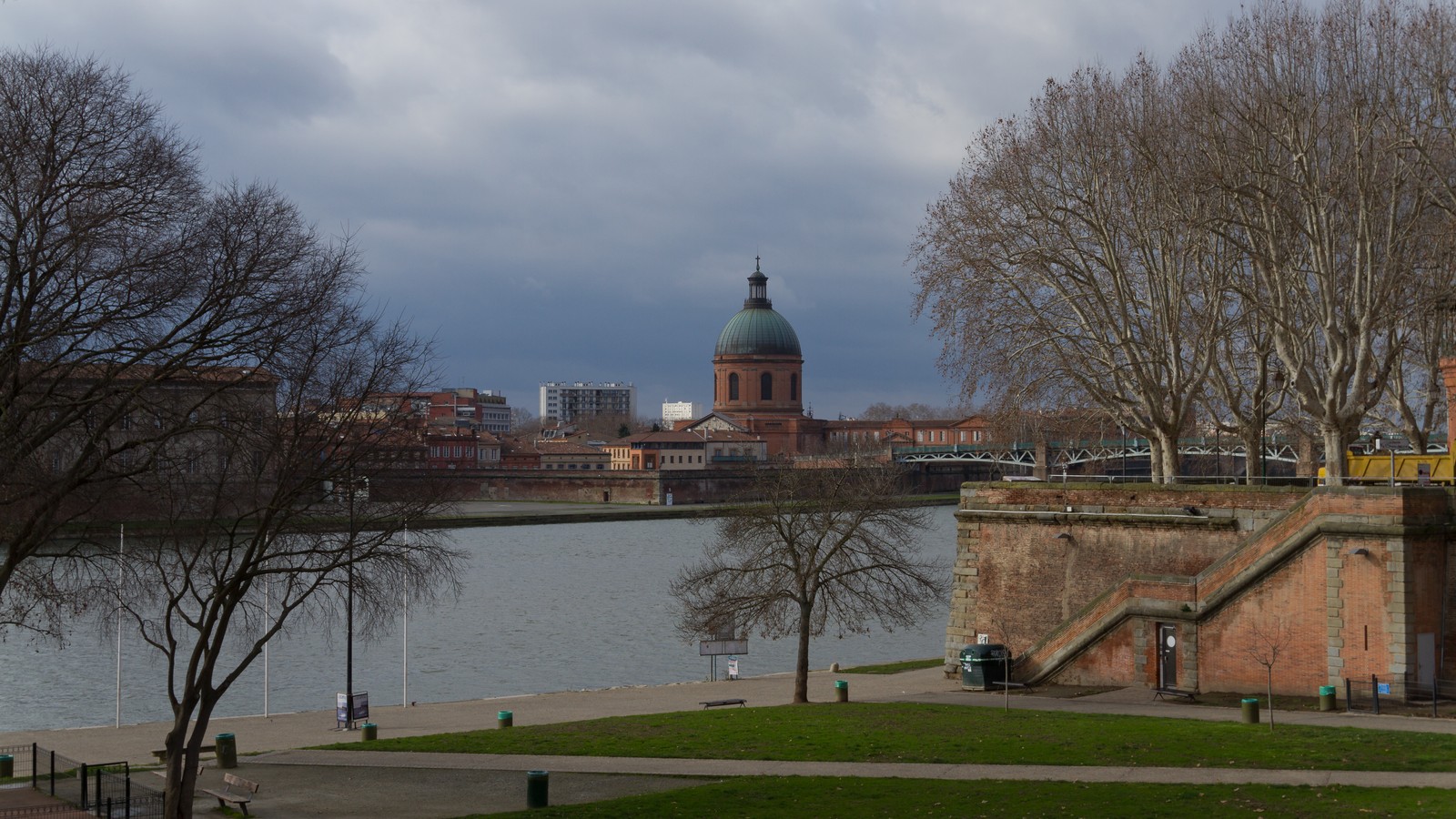 Prairie des Filtres à Toulouse : allées goudronnées le long de la Garonne, spot de skate plat pour débuter