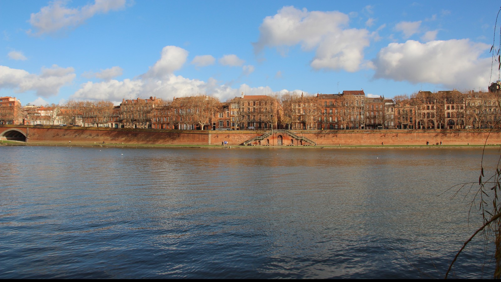 Les quais de brique de la Garonne à Toulouse, escaliers et murets : spots de skate du centre-ville
