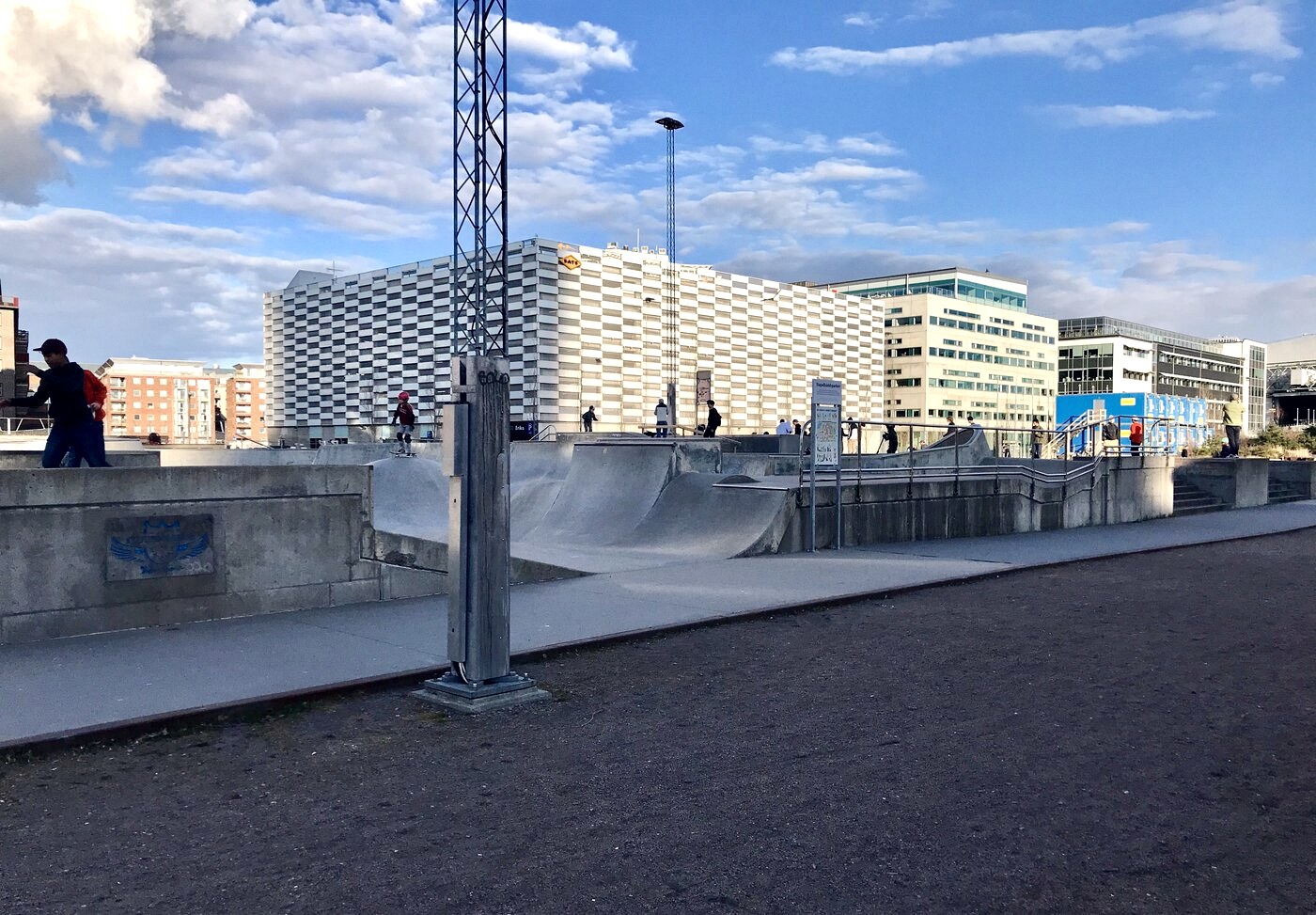Stapelbäddsparken à Malmö : courbes de béton en plein quartier, mâts d'éclairage et skateurs présents en semaine