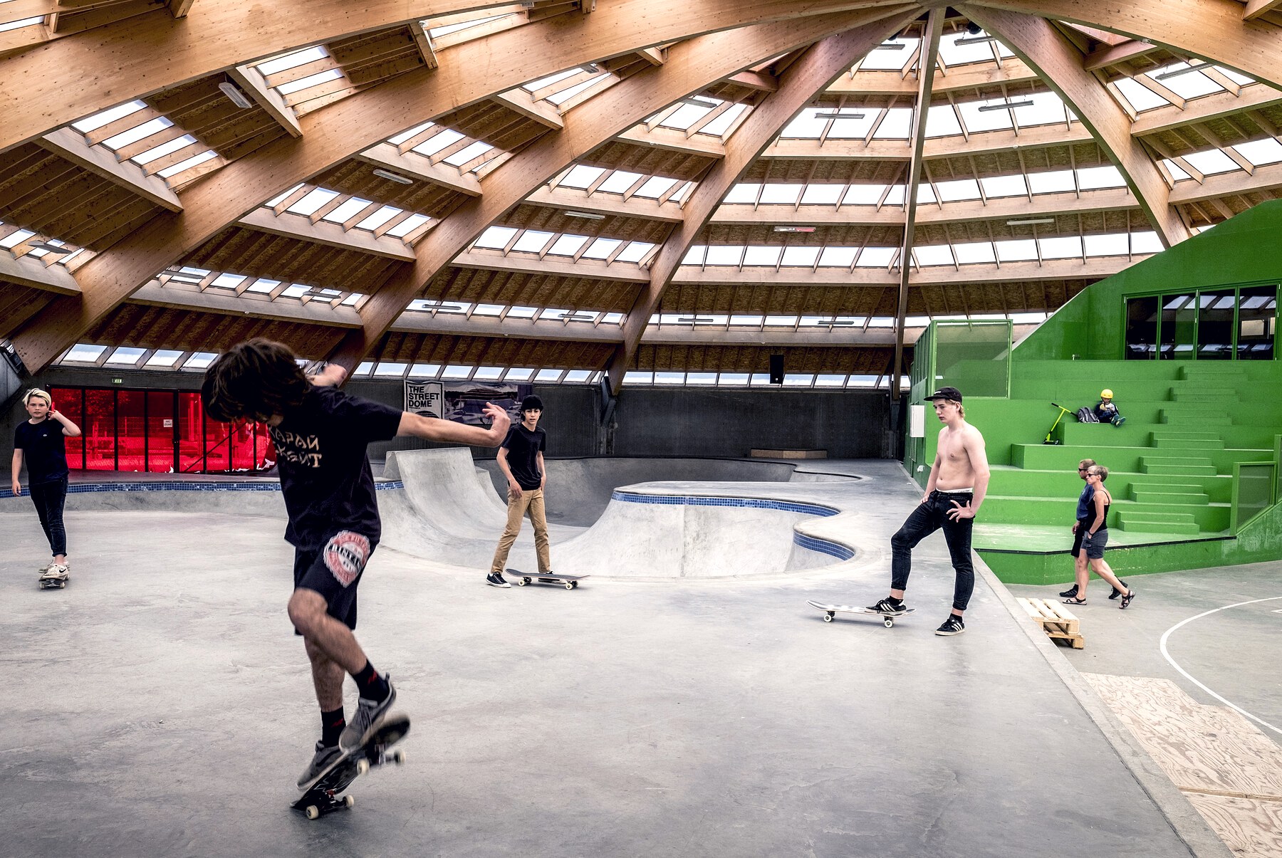 Streetdome de Haderslev : bowl en béton sous une coupole en bois, skatepark danois couvert ouvert toute l'année