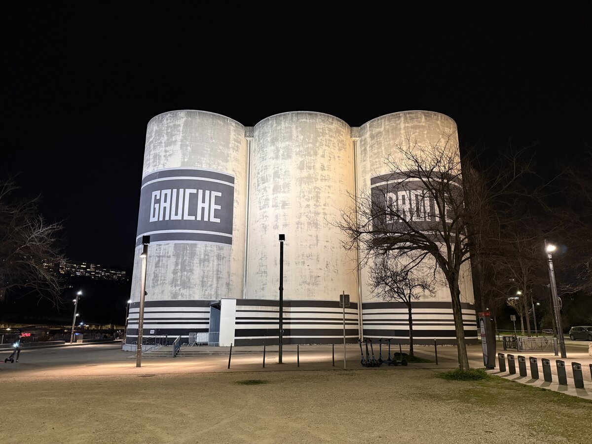 La Sucrière sur le quai Rambaud à Lyon, silos de 1930 reconvertis par le projet Confluence, éclairés la nuit